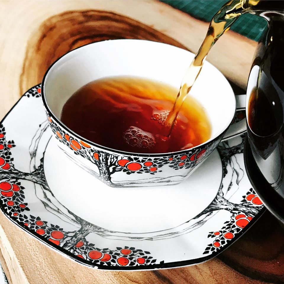 Australian Premium Black - Blue Mountains Tea Co, A lovely rich colour is poured from the glass tea pot into the beautiful antique tea set to enjoy!